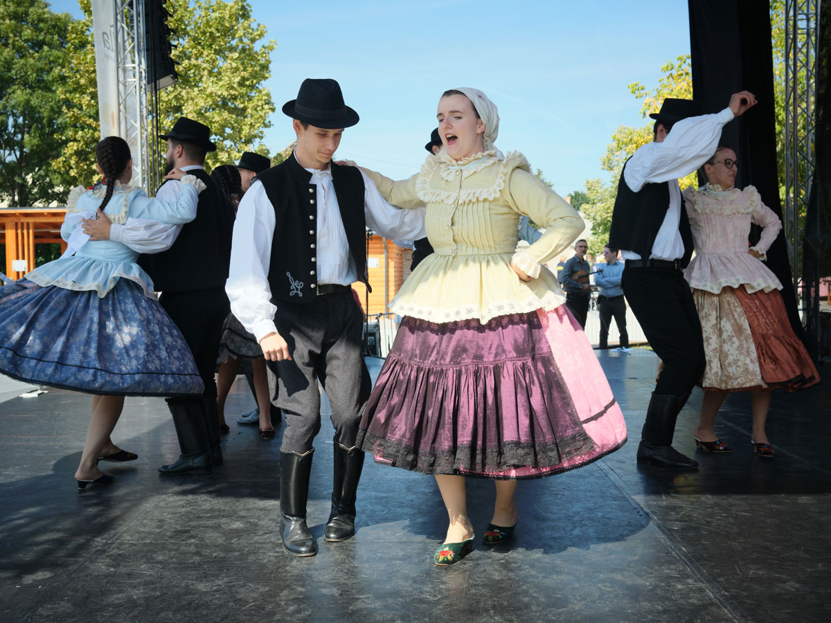 Hungarian folk dance @ Hangveto