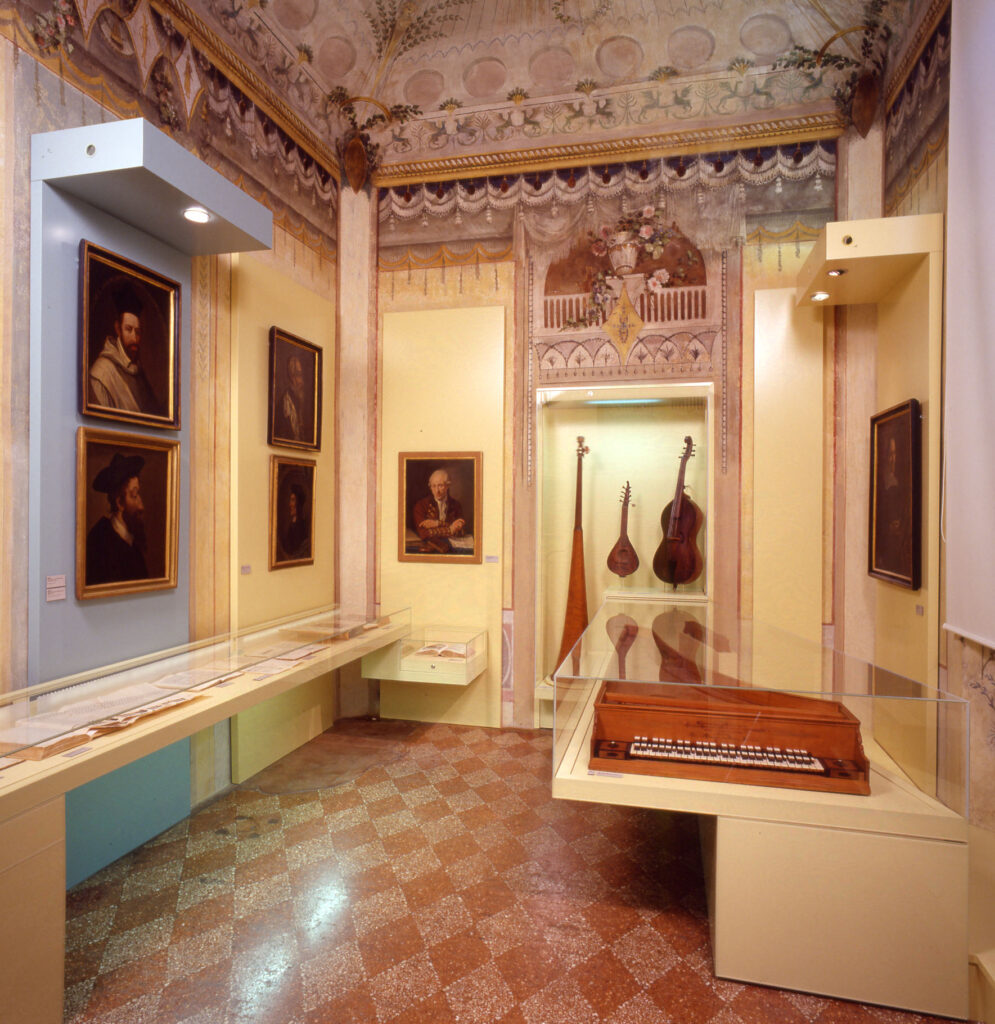 Sala 3 del Museo internazionale e biblioteca della musica di Bologna, Italy @Jdk at it.wikipedia, CC BY-SA 3.0, via Wikimedia Commons