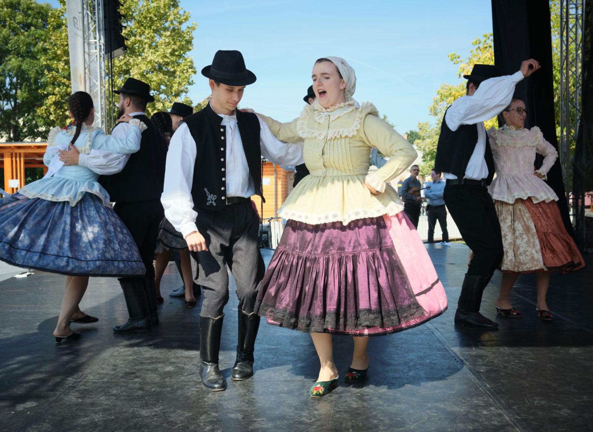 Hungarian folk dance @ Hangveto