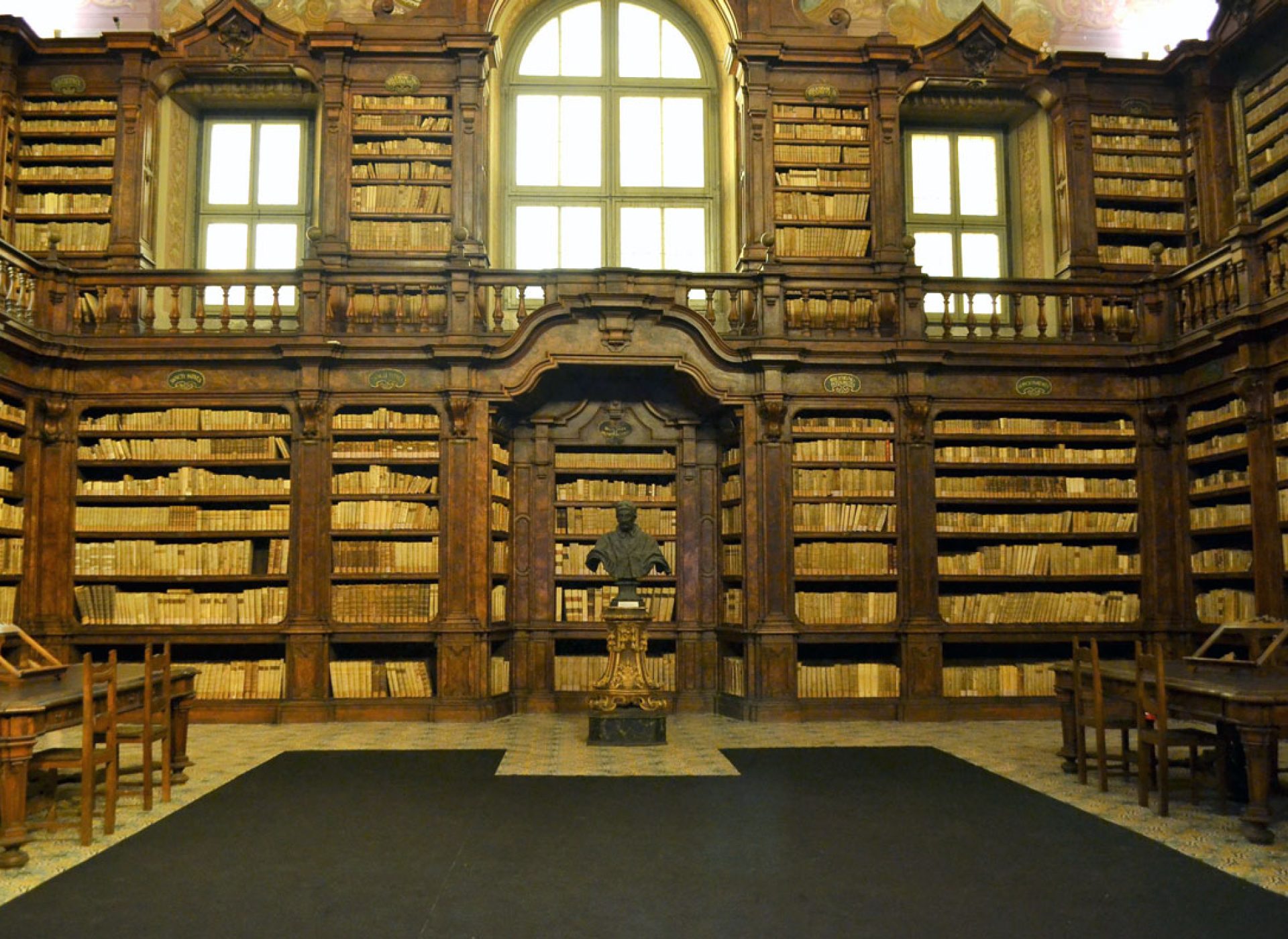 Biblioteca dei Girolamini @Girolamini